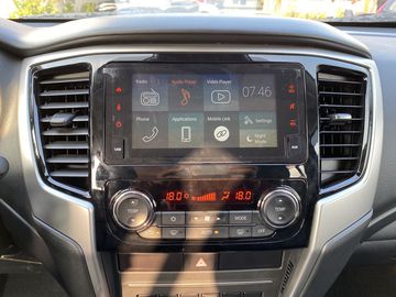 Mitsubishi Triton 2023 sở hữu màn hình cảm ứng giải trí trung tâm 7 inch, cho phép kết nối Android Auto, Apple Carplay, USB, Bluetooth