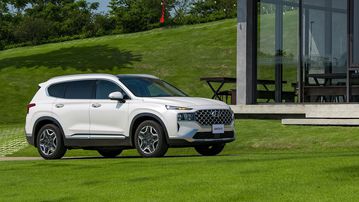 Hyundai SantaFe 2024 trong lần nâng cấp gần nhất vẫn duy trì phong thái chững chạc đặc trưng nhưng đã được “trẻ hóa”, trông cá tính, năng động và thể thao hơn