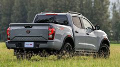 Đuôi xe với tên Navara dập nổi và kiểu dáng được cách tân bắt mắt