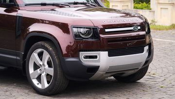 Đầu xe Land Rover Defender 130 tiếp tục sở hữu vẻ chắc chắn, xứng danh huyền thoại