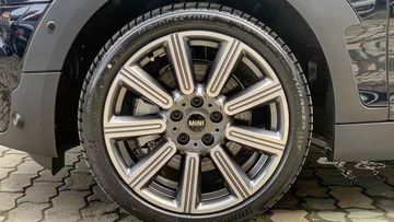 Mâm xe có kích thước vừa phải với 18 inch 7 chấu kép