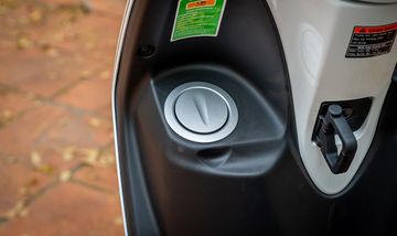 Nắp bình xăng nằm ngay bên trái mang lại sự tiện lợi cho người dùng