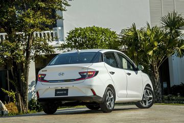 Cấu hình sedan lại có đèn hậu cách điệu dạng tia sét