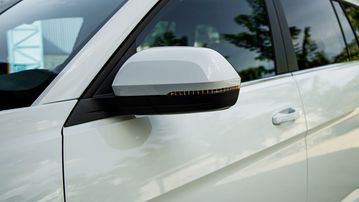 Cặp gương chiếu hậu ngoài hỗ trợ chỉnh, gập điện, đèn báo rẽ cũng như sấy và tự động chỉnh góc thấp khi lùi xe