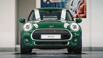 Phần đầu xe MINI One 2024 nổi bật với lưới tản nhiệt dạng tổ ong 