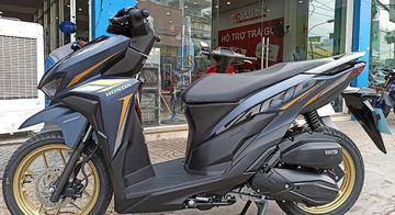 Honda Vario 125 2024 sở hữu thiết kế sàn chân dạng phẳng cắt vát đầy thể thao