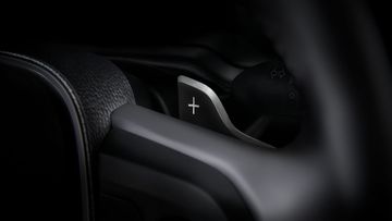 
Riêng phiên bản Corolla Altis 1.8 GR Sport sẽ có thêm tính năng lẫy chuyển số sau vô lăng, tăng sự linh hoạt và phấn khích cho người lái.
