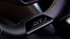 Vô lăng phiên bản GT vẫn được ưu ái khi cạnh đáy có thêm huy hiệu GT với nền đen bóng, nhấn mạnh phong cách thể thao