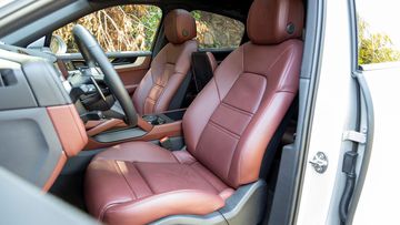 Tất cả phiên bản Porsche Cayenne 2024 đều có ghế ngồi bọc da cao cấp và thiết kế kiểu thể thao