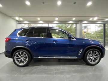 Điểm nhấn ở phần hông của BMW X5 2024 xLine là những đường dập nổi sắc nét lượn quanh thân xe