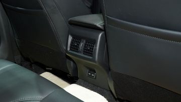 Hàng ghế thứ hai trang bị 2 cổng sạc USB Type-C linh hoạt cho hành khách