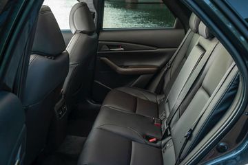 Khoảng để chân và độ ngả lưng ghế ở hàng sau của xe vẫn phù hợp với những khách hàng có chiều cao trên 1m7