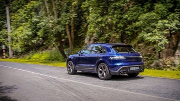 Trong những khúc cua, hệ thống treo khí nén cùng hệ thống điều khiển chủ động PASM nổi tiếng của Porsche tiếp tục mang đến cảm giác cực kì chắc chắn trong những khúc cua gắt.