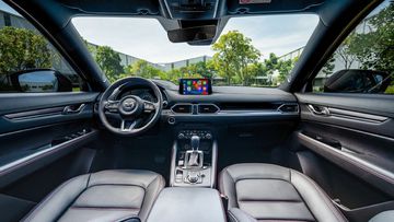 Bảng taplo trải dài theo phương ngang, nâng đỡ lấy cụm màn hình lớn nổi bật