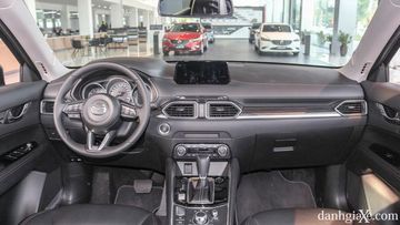 Khoang cabin Mazda CX-5 2022 vẫn khá nịnh mắt người dùng khi lần đầu ngồi vào bên trong