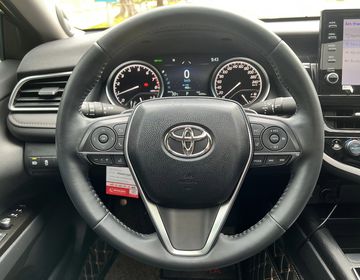 Toyota Camry 2023 sử dụng vô lăng 3 chấu bọc da, được tích hợp 2 lẫy chuyển số thể thao cùng tính năng chỉnh điện 4 hướng