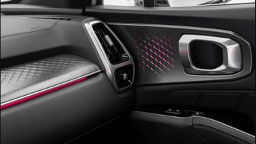 Đèn viền nội thất 7 màu với hiệu ứng ánh sáng thay đổi theo chế độ lái hoặc thời gian trong ngày