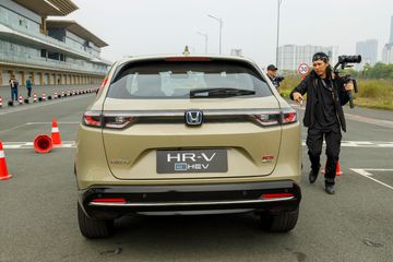 Đuôi xe Honda HR-V e:HEV RS cũng thể thao hơn với bộ bodykit RS đặc trưng