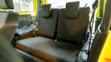 Suzuki Jimny 2024 cũng trang bị ghế ngồi bọc nỉ cơ bản