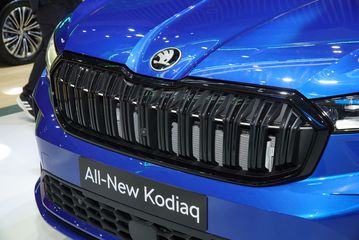 Mặt ca lăng Skoda Kodiaq 2025 đã được mở rộng hơn trước mang lại vẻ ngoài hầm hố hơn