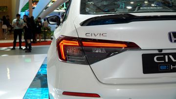 Đuôi xe Honda Civic 2025 vẫn nổi bật với dải đèn hậu LED hình chữ L hiện đại và bắt mắt