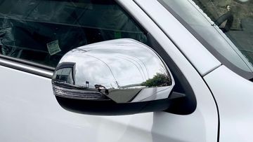 Gương chiếu hậu trên mẫu D-SUV Nhật Bản ốp mạ chrome bắt mắt