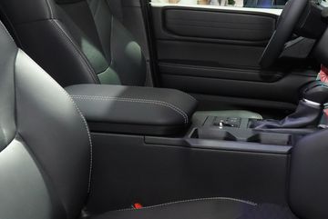 Toyota Land Cruiser Prado 2025 vẫn trang bị bệ tỳ tay bọc da cao cấp