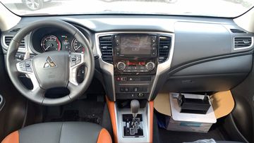 Nội thất Mitsubishi Triton 2024 tiếp tục theo đuổi phong cách thực dụng đặc trưng của hãng xe Nhật Bản