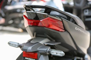 Đèn hậu và xi nhan của Honda Vario 2023 được đặt gọn gàng phía đuôi xe