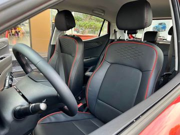 Tất cả các vị trí ngồi trên xe đều trang bị đầy đủ tựa đầu