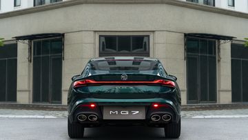 Đuôi xe MG7 2024 cũng nhấn mạnh phong cách thể thao khi thiết kế 4 ống xả khá hầm hố