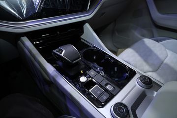 Cần số và các phím chức năng trang bị trên xe