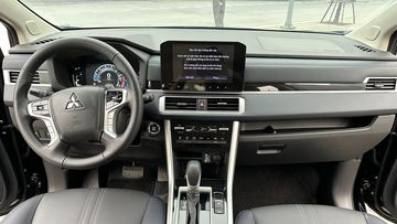 Bảng điều khiển được tối giản hóa, mặt taplo phẳng và trải dài theo phương ngang chuẩn triết lý “Horizontal Axis”