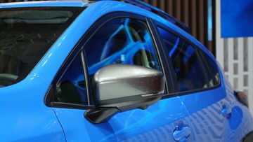 Gương chiếu hậu Subaru Crosstrek 2025 giữ vị trí như trước nhưng thiết kế thể thao hơn