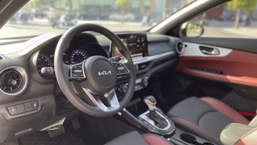 Đối diện người lái là cụm vô lăng bọc da 3 chấu hiện đại tích hợp các nút bấm điều khiển