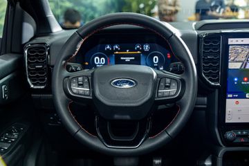 Thiết kế vô lăng trên Ranger Stormtrak 2024 cũng được nhiều chuyên gia và khách hàng đánh giá cao