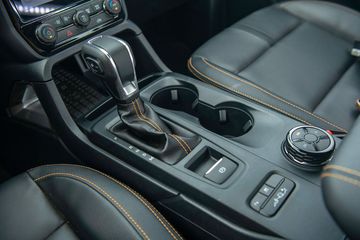 Hộc đựng đồ được bố trí rải rác bên trong cabin Ford Ranger 2024