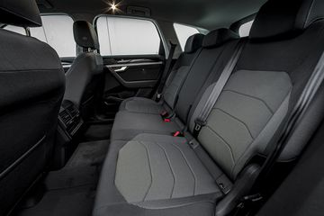 Ghế sau của Volkswagen Touareg 2023 có tính năng trượt và điều chỉnh độ nghiêng