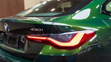 Nổi bật ở đuôi xe BMW 4 Series 2023 là cụm đèn hậu LED vuốt mỏng hình chữ L kéo dài sang hai bên