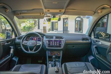 Khoang nội thất Volkswagen Tiguan 2023 trung thành với lối thiết kế bất đối xứng