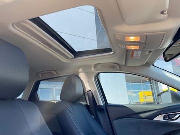 Cửa sổ trời chỉnh điện mang đến không gian thoáng đãng cho khoang hành khách của Mazda CX-30 2023