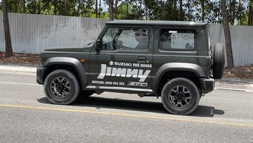 Thân xe Suzuki Jimny 2024 đơn giản với các mặt phẳng, cùng 2 đường gân tạo vẻ cứng cáp, chắc chắn