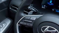 Bên trái vô lăng Hyundai Palisade 2024 tích hợp điều khiển media, điều khiển giọng nói và đàm thoại rảnh tay