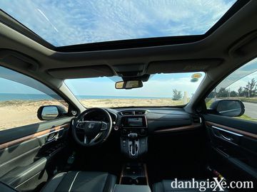 Khoang lái trên CR-V 2022 với cửa sổ trời toàn cảnh cỡ lớn