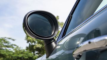 Gương chiếu hậu ở cửa xe MINI Countryman 2024 có khả năng gập điện, chỉnh điện
