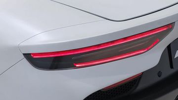 Đèn hậu kéo dài từ trung tâm đuôi đến bên hông xe