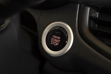 Tại vị trí tài xế, xe có trang bị nút bấm khởi động start/stop