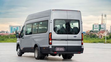 Đuôi xe Ford Transit 2024 vẫn duy trì thiết kế vuông vức từ thế hệ trước