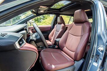 Ghế ngồi trên tất cả các phiên bản Toyota Corolla Cross 2023 đều được bọc da