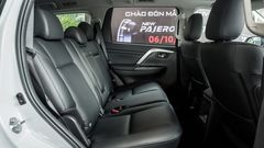 Ở phía sau, hàng ghế thứ 2 của mẫu SUV 7 chỗ trang bị đầy đủ 3 tựa đầu